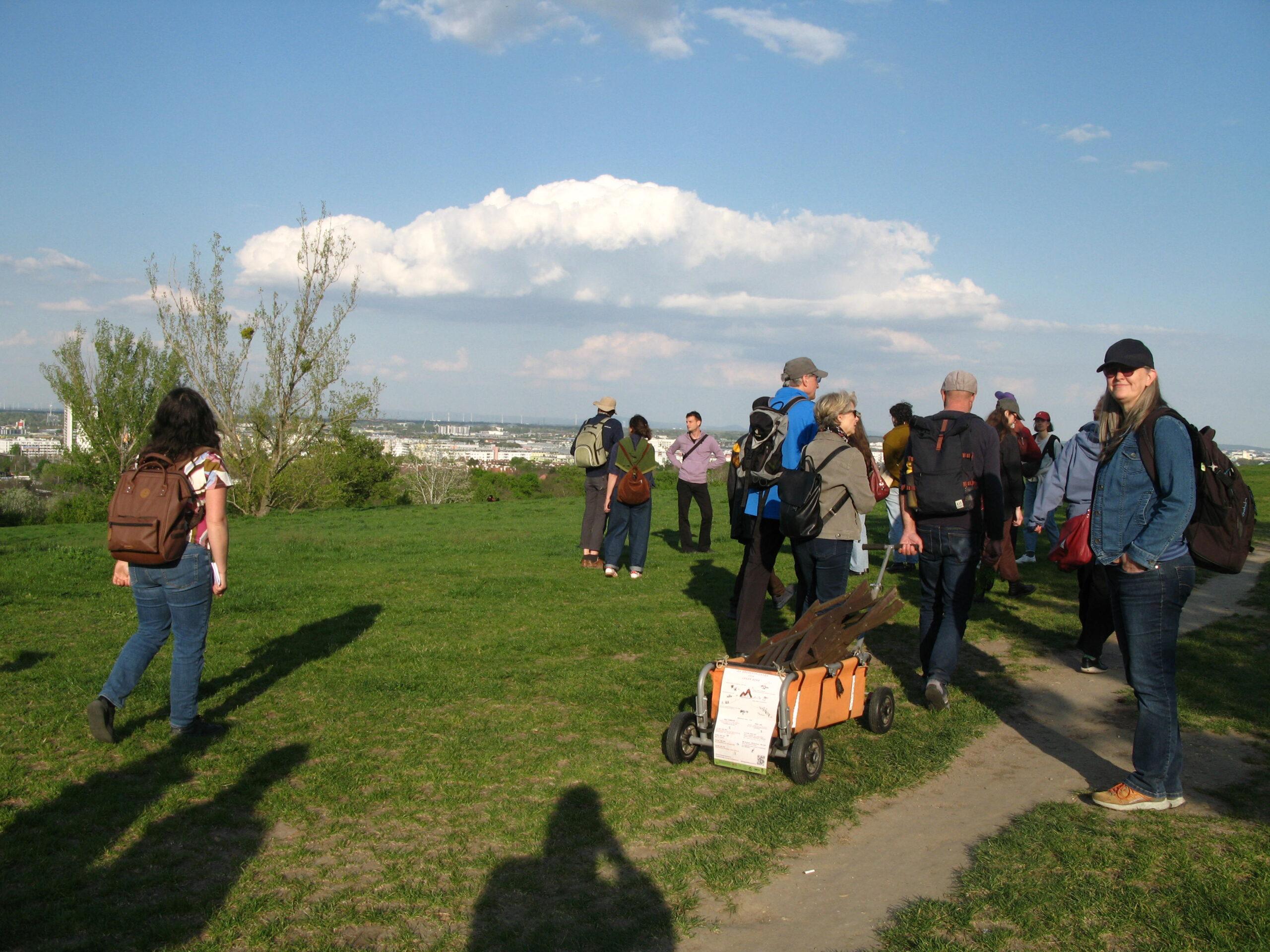 10xSoilStories_WalkAcademie_Geolog_botanische Grundlagen des Laaer Bergs_20260417-02_(c) Johanna Preissler