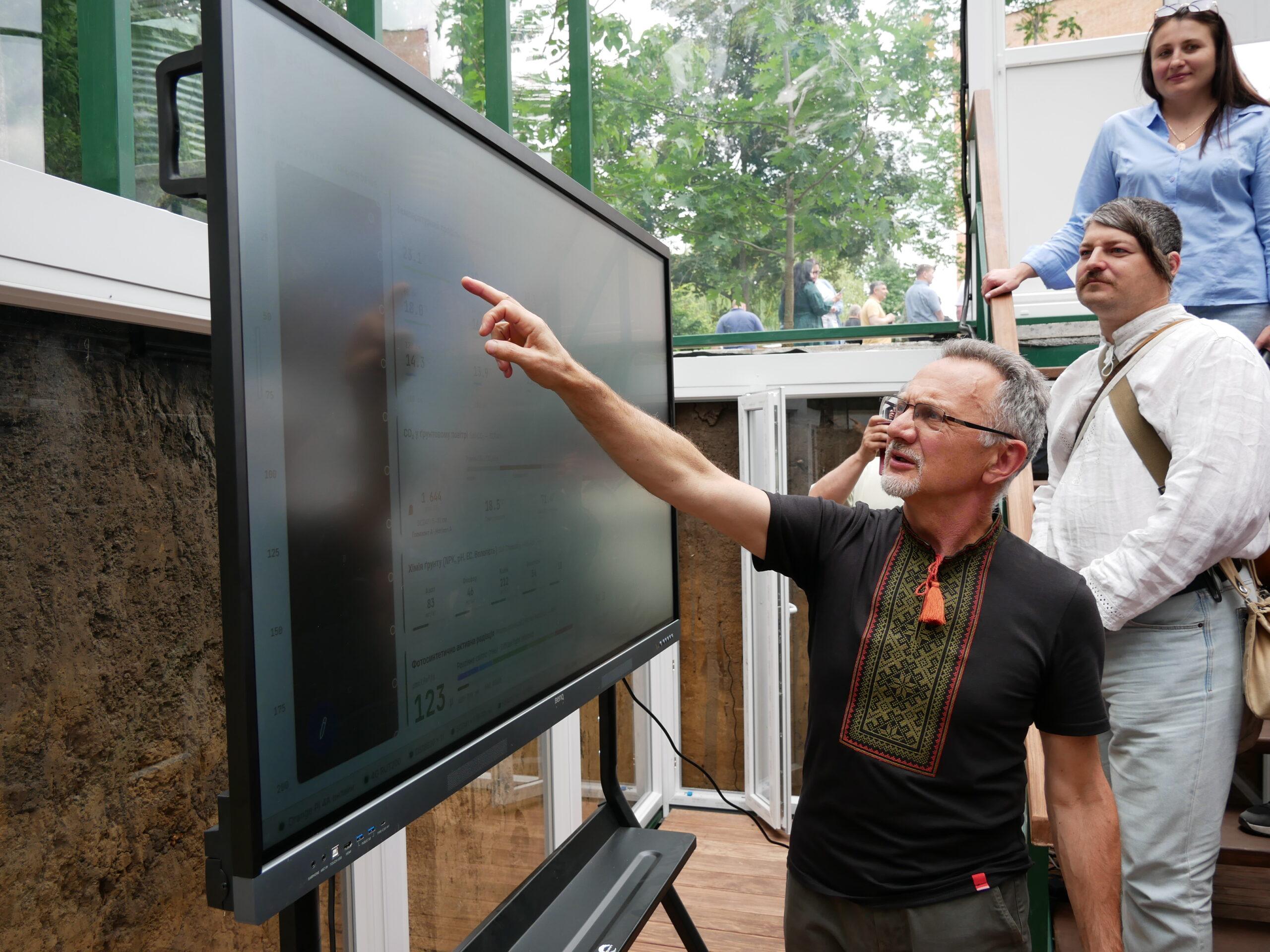 Yuriy provides visitors with an explanation of the equipment installed in the museum_17.06.26